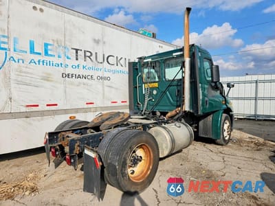 Czwarte zdjęcie samochodu z boku: 2018 FREIGHTLINER CASCADIA 113 SEMI TRUCK VIN:3AKBGADV0JSJL4388 - miniatura