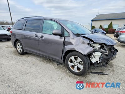 Czwarte zdjęcie samochodu z boku: 2016 TOYOTA SIENNA LE 8-PASSENGER VIN:5TDKK3DC2GS713871 - miniatura