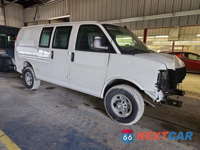 Czwarte zdjęcie samochodu z boku: 2020 CHEVROLET EXPRESS 2500 CARGO DELIVERY VAN VIN:1GCWGAFG8L1267997 - miniatura