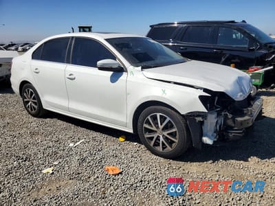 Czwarte zdjęcie samochodu z boku: 2017 VOLKSWAGEN JETTA SE VIN:3VWDB7AJ2HM255198 - miniatura