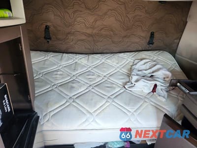 Zdjęcie 6 z 10 samochodu: 2015 VOLVO VNL SEMI TRUCK VIN:4V4N99EH8FN178379 - miniatura