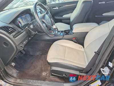 Zdjęcie 7 z 12 samochodu: 2019 CHRYSLER 300 S VIN:2C3CCABT3KH518186 - miniatura