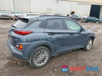 Trzecie zdjęcie samochodu z tyłu: 2018 HYUNDAI KONA SEL VIN:KM8K6CAA6JU085674 - miniatura