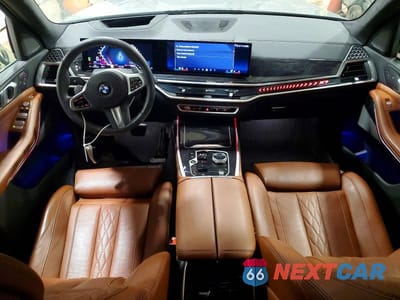 Zdjęcie 8 z 13 samochodu: 2025 BMW X7 XDRIVE40I VIN:5UX23EM09S9Z90117 - miniatura