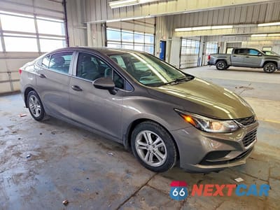 Czwarte zdjęcie samochodu z boku: 2018 CHEVROLET CRUZE LT VIN:1G1BE5SM9J7234968 - miniatura