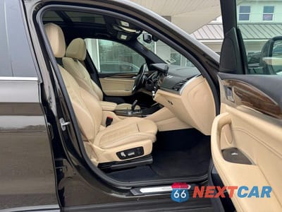 Piąte zdjęcie samochodu w środku: 2018 BMW X3 XDRIVE30I VIN:5UXTR9C59JLC75432 - miniatura