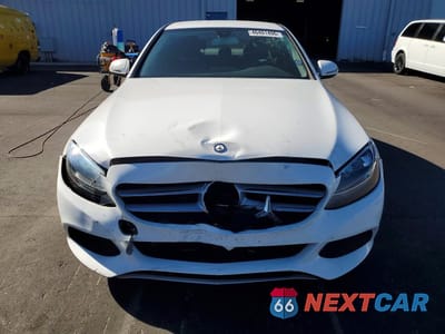 Piąte zdjęcie samochodu w środku: 2017 MERCEDES-BENZ C 300 VIN:55SWF4JB0HU224946 - miniatura
