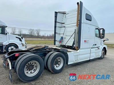 Czwarte zdjęcie samochodu z boku: 2018 VOLVO VN VNL VIN:4V4NC9EH9JN896145 - miniatura