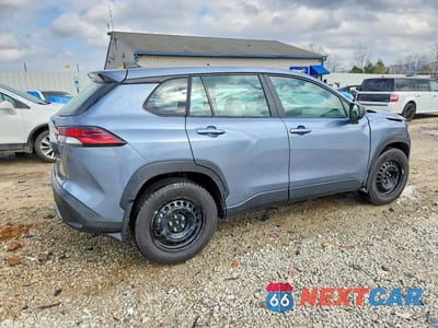 Trzecie zdjęcie samochodu z tyłu: 2026 TOYOTA COROLLA CROSS L VIN:7MUAAABG9TV155574 - miniatura