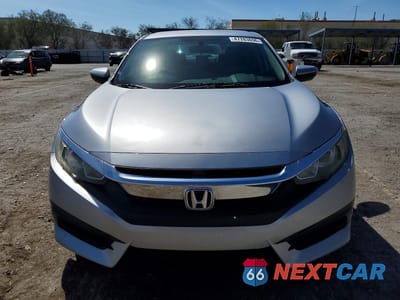 Piąte zdjęcie samochodu w środku: 2018 HONDA CIVIC LX VIN:19XFC2F55JE013190 - miniatura