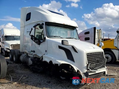 2014 VOLVO VNL SEMI TRUCK 4V4NC9EG3EN159990 - główne zdjęcie licytacji z USA - miniatura