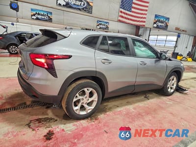 Trzecie zdjęcie samochodu z tyłu: 2024 CHEVROLET TRAX LS VIN:KL77LFE27RC122897 - miniatura