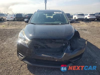 Piąte zdjęcie samochodu w środku: 2018 NISSAN KICKS SV VIN:3N1CP5CU4JL543721 - miniatura