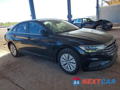 Czwarte zdjęcie samochodu z boku: 2019 VOLKSWAGEN JETTA S VIN:3VWC57BU9KM184035 - miniatura