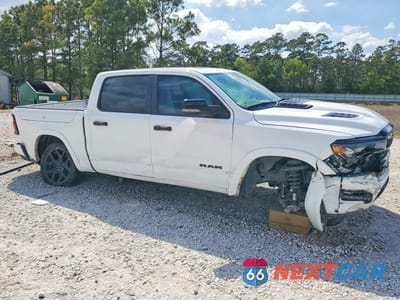 Czwarte zdjęcie samochodu z boku: 2025 RAM 1500 LARAMIE VIN:1C6SRFJP9SN766495 - miniatura