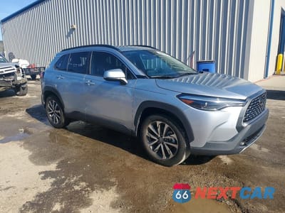 Czwarte zdjęcie samochodu z boku: 2023 TOYOTA COROLLA CROSS XLE VIN:7MUDAAAGXPV055665 - miniatura