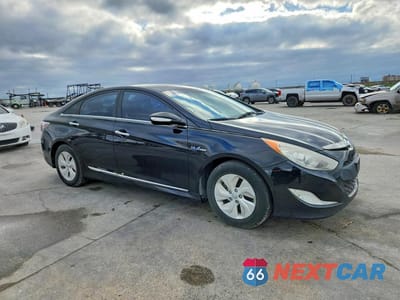 Czwarte zdjęcie samochodu z boku: 2015 HYUNDAI SONATA HYBRID BASE VIN:KMHEC4A44FA137110 - miniatura