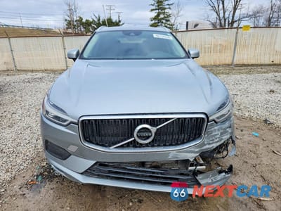 Piąte zdjęcie samochodu w środku: 2018 VOLVO XC60 T5 MOMENTUM VIN:YV4102RK9J1030157 - miniatura
