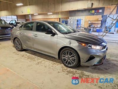 Czwarte zdjęcie samochodu z boku: 2023 KIA FORTE GT-LINE VIN:3KPF54AD8PE586694 - miniatura