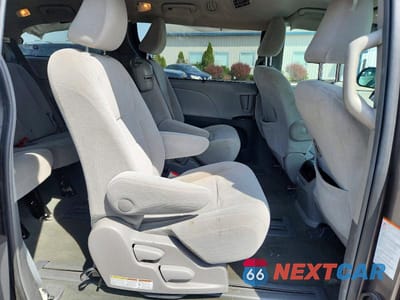 Zdjęcie 11 z 13 samochodu: 2016 TOYOTA SIENNA LE 8-PASSENGER VIN:5TDKK3DC2GS713871 - miniatura