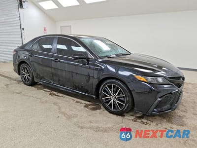 Czwarte zdjęcie samochodu z boku: 2021 TOYOTA CAMRY SE VIN:4T1G11AK6MU553618 - miniatura