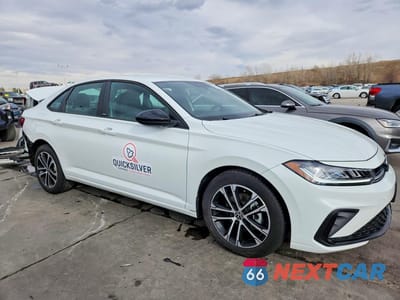 Czwarte zdjęcie samochodu z boku: 2025 VOLKSWAGEN JETTA SPORT VIN:3VWBX7BU5SM067946 - miniatura