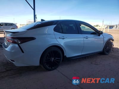 Trzecie zdjęcie samochodu z tyłu: 2022 TOYOTA CAMRY HYBRID XSE VIN:4T1K31AK6NU040102 - miniatura