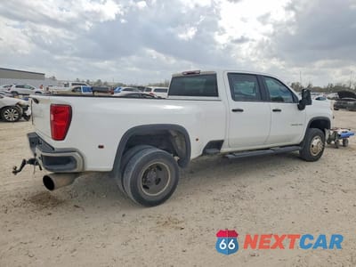 Trzecie zdjęcie samochodu z tyłu: 2021 CHEVROLET SILVERADO C3500 VIN:1GC4WRE74MF135088 - miniatura