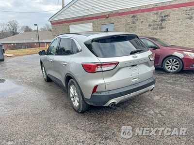 Trzecie zdjęcie samochodu z tyłu: 2020 FORD ESCAPE SE VIN:1FMCU0G60LUB31708 - miniatura
