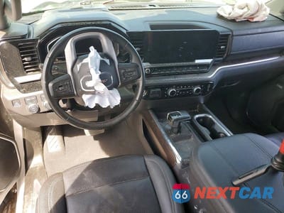 Zdjęcie 8 z 12 samochodu: 2024 GMC SIERRA K1500 SLT VIN:3GTUUDED8RG312486 - miniatura