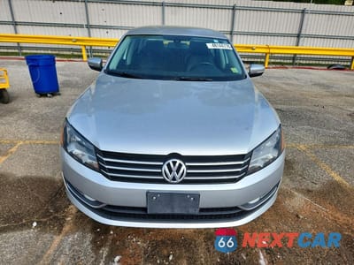 Piąte zdjęcie samochodu w środku: 2015 VOLKSWAGEN PASSAT S VIN:1VWAS7A36FC095331 - miniatura