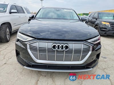 Piąte zdjęcie samochodu w środku: 2019 AUDI E-TRON PREMIUM PLUS VIN:WA1LAAGE5KB024698 - miniatura