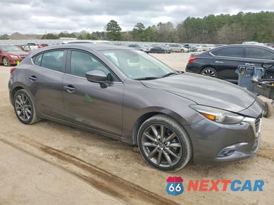 Czwarte zdjęcie samochodu z boku: 2018 MAZDA 3 GRAND TOURING VIN:3MZBN1M32JM199312 - miniatura