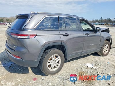 Trzecie zdjęcie samochodu z tyłu: 2022 JEEP GRAND CHEROKEE LAREDO VIN:1C4RJHAG8N8573042 - miniatura