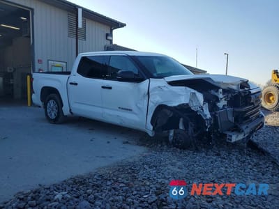Czwarte zdjęcie samochodu z boku: 2023 TOYOTA TUNDRA SR5 VIN:5TFLA5DB2PX099358 - miniatura