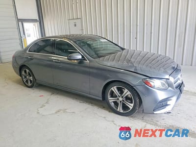 Czwarte zdjęcie samochodu z boku: 2017 MERCEDES-BENZ E 300 VIN:WDDZF4JB6HA082969 - miniatura