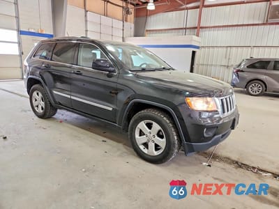 Czwarte zdjęcie samochodu z boku: 2013 JEEP GRAND CHEROKEE LAREDO VIN:1C4RJFAGXDC569056 - miniatura