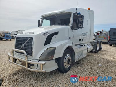 Drugie zdjęcie samochodu z przodu: 2011 VOLVO VNL SEMI TRUCK VIN:4V4NC9EH5BN296935 - miniatura