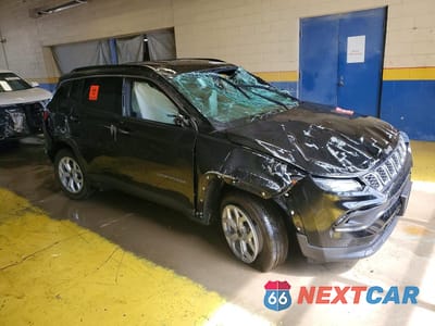 Czwarte zdjęcie samochodu z boku: 2025 JEEP COMPASS LATITUDE VIN:3C4NJDBN1ST574647 - miniatura