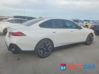 Trzecie zdjęcie samochodu z tyłu: 2026 BMW 550 XE VIN:WBA13FK05TCV74041 - miniatura