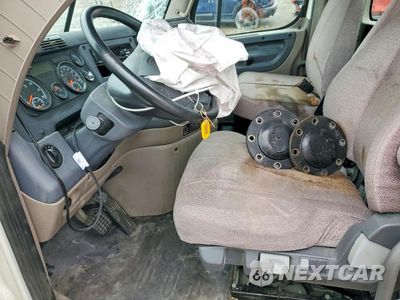 Piąte zdjęcie samochodu w środku: 2019 FREIGHTLINER CASCADIA 125 SEMI TRUCK VIN:3AKJGEDV9KSKR9943 - miniatura