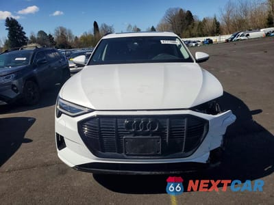 Piąte zdjęcie samochodu w środku: 2022 AUDI E-TRON PREMIUM VIN:WA1AAAGE2NB043236 - miniatura