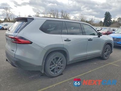 Trzecie zdjęcie samochodu z tyłu: 2025 TOYOTA GRAND HIGHLANDER HYBRID NIGHTSHADE VIN:5TDACAB53SS055911 - miniatura