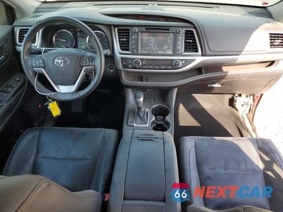 Zdjęcie 8 z 13 samochodu: 2019 TOYOTA HIGHLANDER LIMITED PLATINUM VIN:5TDDZRFH6KS966071 - miniatura