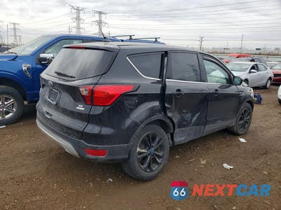 Trzecie zdjęcie samochodu z tyłu: 2019 FORD ESCAPE SE VIN:1FMCU0GD5KUC47483 - miniatura