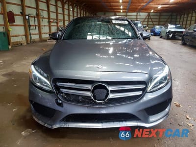 Piąte zdjęcie samochodu w środku: 2017 MERCEDES-BENZ C 300 4MATIC VIN:55SWF4KB7HU191054 - miniatura