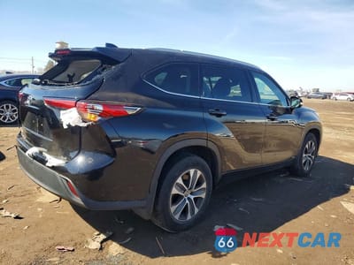 Trzecie zdjęcie samochodu z tyłu: 2022 TOYOTA HIGHLANDER HYBRID XLE VIN:5TDGBRCHXNS543620 - miniatura