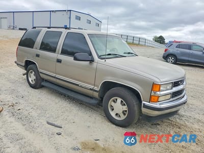 Czwarte zdjęcie samochodu z boku: 1999 CHEVROLET TAHOE C1500 VIN:1GNEC13R6XJ553695 - miniatura