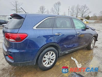 Trzecie zdjęcie samochodu z tyłu: 2019 KIA SORENTO LX V6 VIN:5XYPGDA57KG486587 - miniatura
