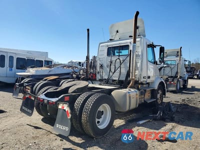 Czwarte zdjęcie samochodu z boku: 2019 VOLVO VNR SEMI TRUCK VIN:4V4W19DF1KN217898 - miniatura